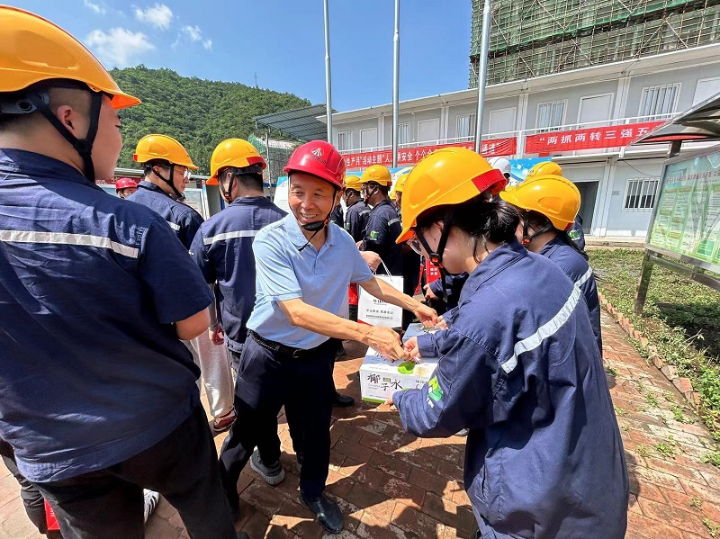 三伏送清涼，高溫不服“暑”——王琦走進(jìn)基層慰問(wèn)一線職工并調(diào)研指導(dǎo)工作